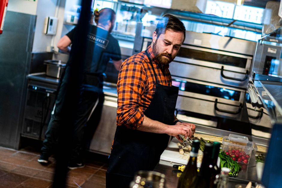Den landsdækkende pizzakæde genopstår, efter den i marts blev erklæret konkurs.