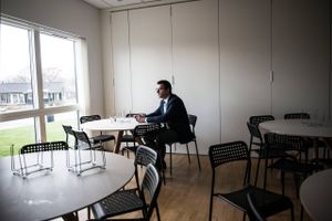 Projektdirektør i Hesalight Jakob Andersen sidder alene i virksomhedens kantine. Mange medarbejdere er sendt hjem, mens der arbejdes på at finde en redningsplan for det kriseramte LED-firma. Foto: Casper H. Christensen