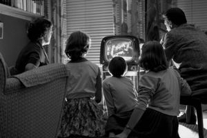 Familie ser tv anno 1957