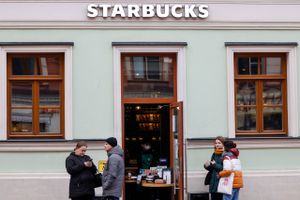 Starbucks trækker sig nu helt ud af Rusland, efter at forretningen blev sat på pause i begyndelsen af marts. Kaffekæden udbetaler et halvt års løn til sine russiske ansatte.