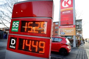 Benzinpriserne har været på himmelflugt og slået alle rekorder, siden Rusland invaderede Ukraine. I løbet af sommermånederne er priserne dog faldet meget.
