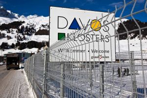 Davos er klar til at tage imod årsmødet i World Economic Forum, men kun medlemmer og særligt inviterede kommer ind bag hegnet. Foto: AP/Arno Balzarini