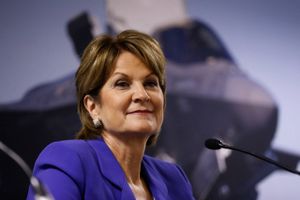 Marillyn Hewson er blandt de 10 bedst lønnede topchefer i USA. Hun tjente i 2014 234 mio. kr. som direktør for våbenproducenten Lockheed Martin. 