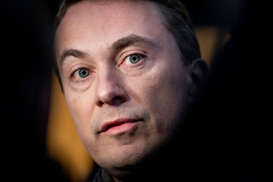 En afhøring i en retssag kan indtage utallige former – mandag valgte Morten Messerschmidt den konfrontatoriske af slagsen. Den involverede mousserende vin, mens en række eks-DF'ere blev modsagt i hårde vendinger. Reportage fra onsdagens begivenheder i retten på Frederiksberg.