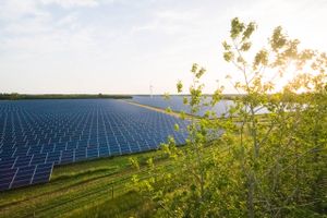 Det er et vigtigt skridt i den grønne omstilling, at solcelleanlæg nu kan finansieres med billige realkreditlån. Markedet ventes at nå op på et tocifret milliardbeløb på få år.