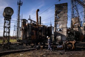 An official looks at damage from Russian missile attacks at a coal-fired power plant in Burshtyn, Ukraine, owned by Rinat Akhmetov, the country's wealthiest person. Foto: Photo for The Washington Post by Ed Ram.