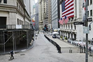 Pedestrians walk past the New York Stock Exchange on a nearly empty Wall Street in New York on March 30, 2020. Foto: Bloomberg/Gabby Jones