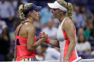 Efter en time og 26 minutters spil måtte Caroline Wozniacki erkende, at Angelique Kerber (til venstre) var for stor en mundfuld i nattens semifinalekamp ved US Open i New York. Foto: AP/Julio Cortez