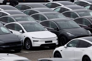 Det lignede et endegyldigt farvel til drømmen om en Tesla til 25.000 dollars, da Elon Musk for to år siden satsede alt på robotaxier. Men nu tvinger virkeligheden måske Tesla-chefen til at skifte kurs og støve planerne om en folkelig elbil af. 