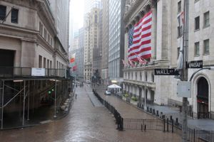Wall Street ligger øde hen på grund af coronapandemien. De ansatte i USA's finanscentrum arbejder hjemmefra, og handlen på New York Stock Exchange (bygningen med det amerikanske flag) har ikke været påvirket. Foto: AP/Ted Shaffrey