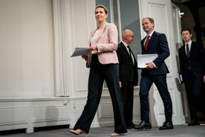 Halvdelen af landets kandidatuddannelser skal halveres fra to år til et enkelt, ønsker regeringen. Det vil frigive milliarder til forbedringer af uddannelsessystemet, men forslaget møder hård kritik fra støttepartierne. 