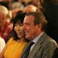 Gerhard Schröder og hans kons, So-yeon Schröder-Kim. Foto: Henning Schlottmann (User:H-stt), CC BY 3.0 <https://creativecommons.org/licenses/by/3.0>, via Wikimedia Commons
