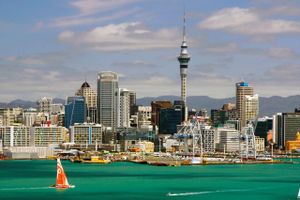 Auckland ligger smukt ved vandet og er New Zealands største by med ca. 1,4 mio. indbyggere.