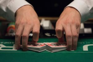 Poker har vist sig det sværeste spil for kunstig intelligens at mestre. Men nu er det lykkedes - med konsekvenser for, hvordan AI kan interagere med samfundet. Foto: Jason Ogulnik/Las Vegas Review-Journal via AP