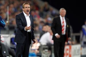 Ralf Rangnick har tidligere stået på Old Trafford, da han sammen med Schalke 04 endte i Champions League-semifinalen mod Manchester United i 2011. Nu skal han være manden, der omsider skaber succes for klubben, der har været i problemer siden afskeden med manageren Sir Alex Ferguson (i baggrunden), hvis skygge stadig hviler over klubben. Foto: AP Photo/Frank Augstein