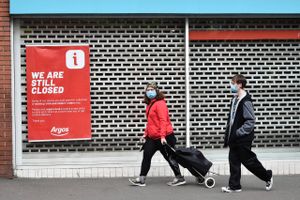 Forbrugerne har været villige til at bruge penge efter nedlukningen, men nye smitteudbrud har atter ramt den økonomiske udvikling. Foto: AP/Rui Vieira  