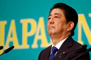 Japans premierminister Shinzo Abe har igen udskrevet valg. Men vælgerne er efterhånden trætte af løfter om hans politik Abenomics. Foto: AP Photo/Shizuo Kambayashi