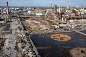 Philadelphia Energy Solutions' olieraffinaderi, det største i det nordøstlige USA, er ved at blive revet ned for at gøre plads for et nyt erhvervsområde. Det sker på trods af, at olieraffinaderierne tjener styrtende med penge. Foto: Reuters/Dane Rhys 
