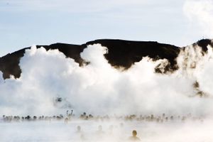 Badegæster i den varme kilde den blå lagune på Island. Foto: Mads Nissen
  