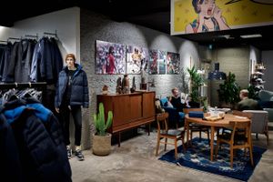 I dysten mod bl.a. onlinemarkedet har Salling-stormagasinerne eksempelvis indrettet en ungelounge, hvor kunderne kan slænge sig midt i tøjafdelingen. Foto: Christian Klindt Sølbeck.