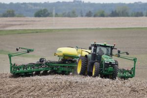 En mark i Nebraska tilsås med sojabønner. Foto: AP/Nati Harnik