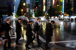 Arbejdslivet kan være en barsk blandt Japans tunge hierarkier. Ifølge en ny rapport fra arbejdsministeriet slider et historisk antal japanere så hårdt, at de bogstaveligt talt dør af det. Foto: AP Photo/Manish Swarup