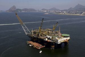 Det brasilianske olieselskab Petrobras, her illustreret ved en boreplatform i bugten ved Rio de Janeiro, er centrum i en af de største korruptionsskandaler verden har set. Danske A.P. Møller-Mærsk spiller en endnu uafklaret birolle. 