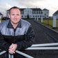 Mens det stadig gik godt: Bernhard Mortensen foran stuehuset "Lille Amalienborg". Bernhard Mortensen fik eftergivet gæld for 100 mio. kr. Alligevel ender han nu i en konkurs. Arkivfoto: Jens Tønnesen
