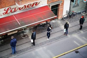 Mens flere af de danske myndigheders restriktionerne er blevet fjerne i takt med at Danmark genåbner, er andre blevet forlænget.