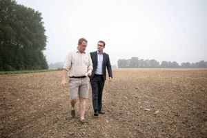 Et nyt lovudkast skal gøre det lettere at opstille solceller og vindmøller i naturskønne områder. Det vil bl.a. give en godsejer i Faxe mulighed for at anlægge en stor solcellepark. Regeringen lægger ikke skjul på, at de store ambitioner vil berøre mange. Lovforslaget møder da også kritik.