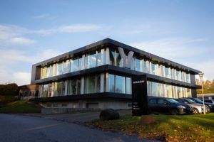 Blot 14 dage efter en stor fyringsrunde inviterede dansk højtalerproducent pressen på dyr Michelin-restaurant i Aarhus.