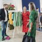 Regionsdirektør Lars Pedersen og Line Lyngholm fra tøjmærket Only taler med med en kunde under koncernens salgsfremstød i den danske modeuge. Foto: Stine Bidstrup.