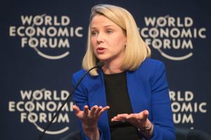 Yahoos øverste direktør Marissa Mayer taler ved World Economic Forum i Davos, januar 2014. Mayer er en af verdens højst placerede kvindelige ledere, men magtede som sin forgængere ikke at vende Yahoo til vækst. Foto: AP Photo/Michel Euler