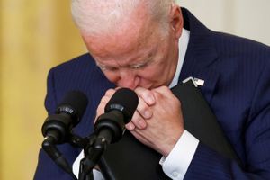 Joe Biden siger i tale torsdag, at USA vil jagte og straffe den IS-gruppe, der stod bag bombeangreb i Kabul.
