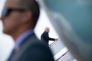 På vej op ad trappen til Air Force One står Joe Biden foran sin internationale ilddåb som USA's præsident, når han i weekenden deltager i G7-landenes årlige topmøde. Foto: AFP/Brendan Smialowski