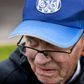 ”Mandagstrænerne” er en klub på godt et dusin, der hver eneste mandag mødes for at overvære fodboldklubben Esbjerg fB træne. Foto: Casper Dalhoff