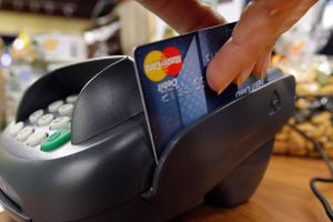 Amerikanske MasterCard vil fremover åbne for udstedelse af betalingskort uden den velkendte magnetstribe på bagsiden. Tiden er simpelthen ved at løbe fra den sorte stribe, lyder det.