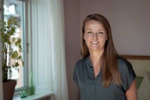Virksomheder med helt ned til 10 ansatte skal omfattes af ny EU-lovgivning om årligt at offentliggøre lønoplysninger, kræver HK. It-virksomheden KMD giver kvinder mere i løn, end de har bedt om.