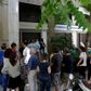 Søndag fortsatte grækerne tålmodigt med at stå i kø foran pengeautomaterne som her foran en filial af National Bank of Greece