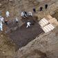 På kisterne er de dødes navne noteret med store bogstaver, så man nemmere kan finde dem, hvis de senere hen skal genbegraves andetsteds. Foto: REUTERS/Lucas Jackson