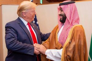 
    A handout picture provided by the Saudi Royal Palace on June 29, 2019, shows Saudi Crown Prince Mohammed bin Salman (R) shaking hands with US President Donald Trump during their meeting on the sidelines of the G20 Summit in Osaka, Japan. (Photo by BANDAR AL-JALOUD / Saudi Royal Palace / AFP) / RESTRICTED TO EDITORIAL USE - MANDATORY CREDIT "AFP PHOTO / SAUDI ROYAL PALACE / BANDAR AL-JALOUD" - NO MARKETING - NO ADVERTISING CAMPAIGNS - DISTRIBUTED AS A SERVICE TO CLIENTS
Foto: Bandar Al-jaloud/Saudi Royal Palace/AFP