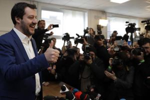 Matteo Salvini fra Lega gik ind som lillebror i Berlusconis koalition, nu har han slået mesteren af banen og gør selv krav på lederskabet. Foto: AP Photo/Luca Bruno.