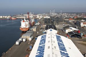 En 37-årig dansker har i flere år svindlet med en international forsvarskontrakt, mens han var ansat i det danske selskab Blue Water Shipping. Han har tilstået og risikerer en lang straf i USA.