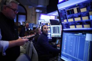 En rentebeslutning fra den amerikanske centralbank, Federal Reserve, og en hel stribe tunge regnskaber fra navne som Alphabet, Amazon, Microsoft og Meta Platforms efter børslukketid fyldte onsdag på aktiemarkedet i USA.