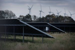 Krigen i Mellemøsten og blokaden af Hormuzstrædet har udstillet verdens energiafhængighed. Nu kan jagten på energisikkerhed bidrage til en investeringsbølge inden for vedvarende energi, mener kapitalforvaltere.