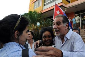 En fangeudveksling blev optakten til det historiske kursskifte mellem Cuba og USA. Her glæder Rene Gonzalez (th.) sig i Havana over, at nogle af hans kammerater er løsladt efter at have været fængslet i USA siden 1998. Foto: Emilio Herrera/Xinhua