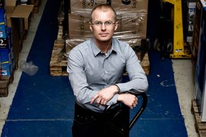 Flere af landets største webshops ser ikke et problem i at tilbyde kunderne de ”køb nu, betal senere”-løsninger, der kritiseres af Forbrugerrådet Tænk. »Vi skal ikke agere moralens vogtere,« siger Henrik Theil, der er chefkonsulent i Dansk Erhverv.