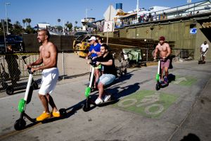 De store bilproducenter har ikke tænkt sig at lade nye selskaber løbe med markedet for mikro mobilitet i byerne. De vil være en del af den nye forretning. Her er folk på elscootere eller elløbehjul på stranden i Santa Monica, Californien. (AP Photo/Richard Vogel)