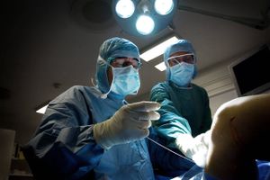 Konflikt mellem sygeplejersker og Danske Regioner kan komme til at koste aflyste operationer i massevis.