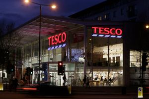 Den største supermarkedskæde i Storbritannien, Tesco, vil stoppe med at tage overpris for varer, blot fordi de markedsføres til kvinder og er lyserøde. Foto: AP Photo/Alastair Grant